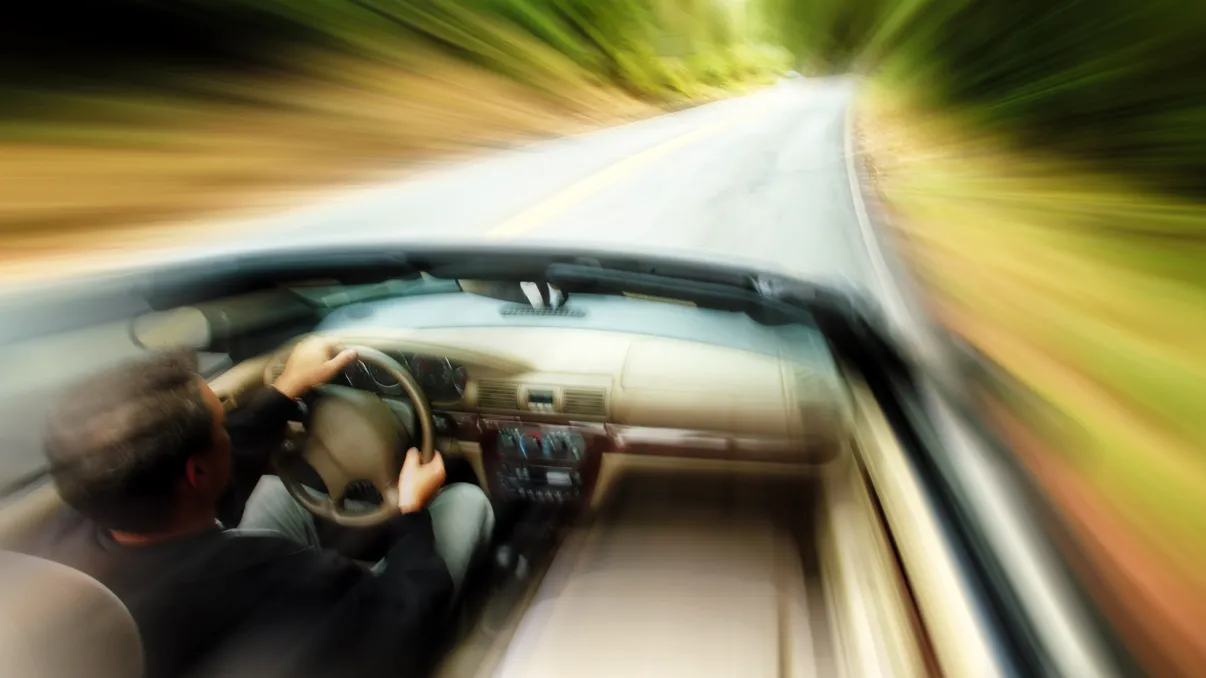 Motiv de vibrații în volan la 90–120 km/h: cauze legate de roți, anvelope și suspensie