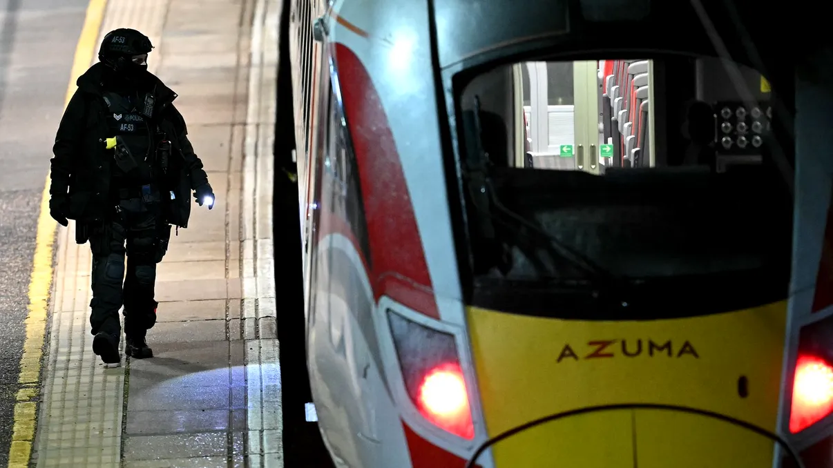 Scene de groază într-un tren din Marea Britanie. Mai mulți pasageri înjunghiați. Poliția a arestat doi suspecți