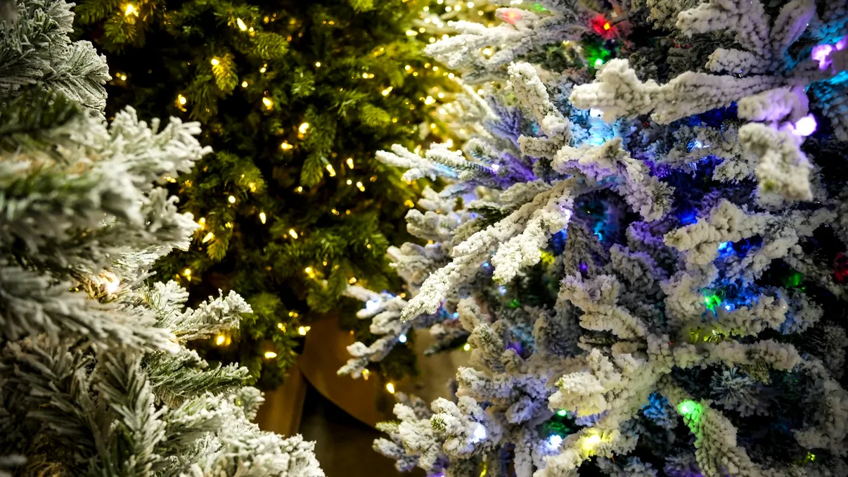 Cât costă un brad artificial la Leroy Merlin, IKEA sau Hornbach în 2025: unde găsești cele mai bune oferte