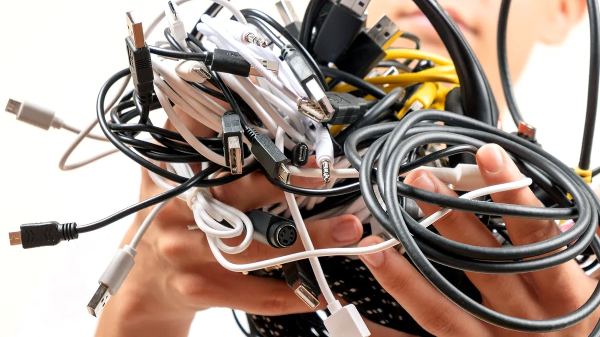 De ce să nu arunci vechile cabluri USB: la ce le mai poți folosi