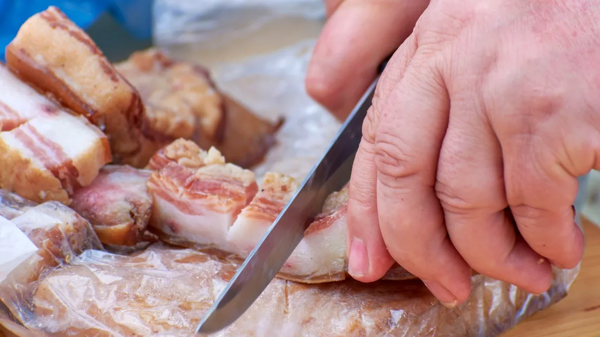 Câtă sare se pune la kilogramul de slănină: aşa te asiguri că rezistă bine la iarnă