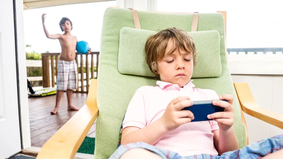 Psihologii avertizează: „Phubbing-ul” afectează tot mai multe relații copil-părinte și nu numai. De ce apare și cum poate fi oprit