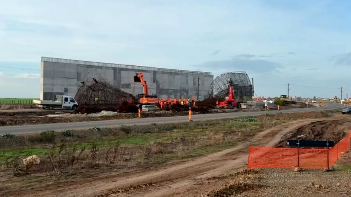 Circulaţia trenurilor oprită între Timişoara şi Arad după prăbuşirea armăturii unui pasaj în construcţie. Mai multe garnituri sunt afectate