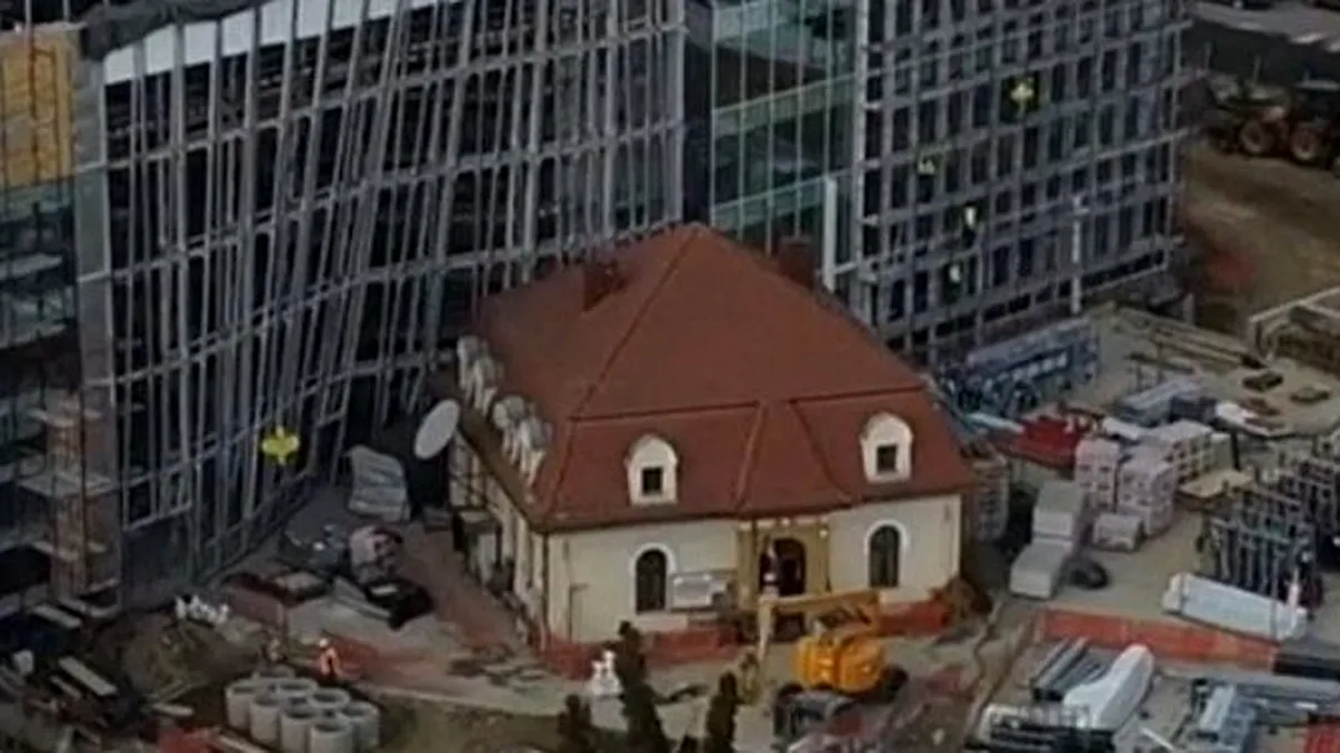 Clujul inovează în urbanism: O clădire „îndoită” pentru a proteja o construcție veche