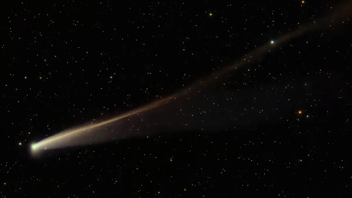 Cometa C/2025 K1 (ATLAS) a supraviețuit trecerii periculoase pe lângă Soare și a devenit aurie, spre uimirea astronomilor