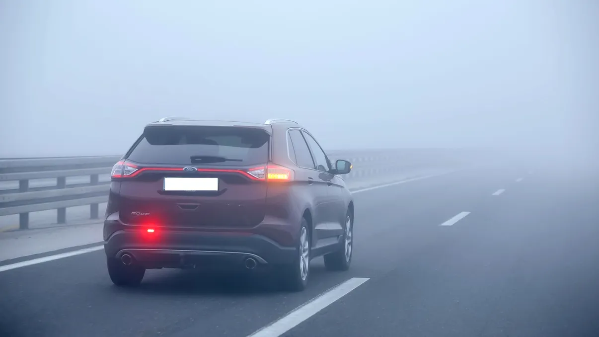 Cum conduci în siguranţă pe ceaţă. Reglaje esenţiale la maşină şi sfaturi utile pentru şoferi