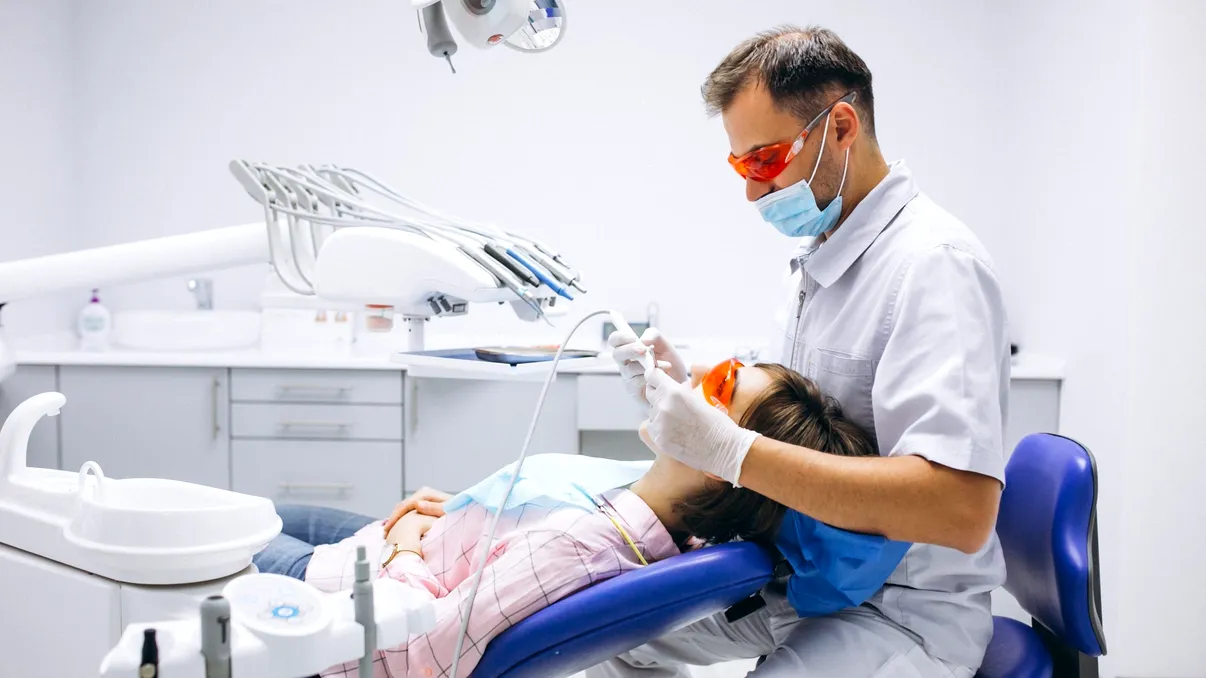 Tratamentul pentru dinți ar putea reduce semnificativ glicemia: un nou studiu arată legătura directă dintre sănătatea dentară și bolile cronice
