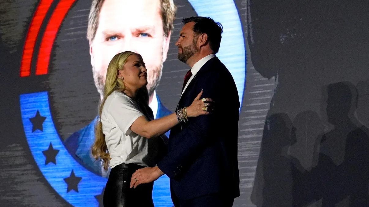 Erika Kirk, despre îmbrățișarea controversată cu JD Vance. Cum s-a scuzat văduva lui Charlie Kirk pentru gestul de pe scenă. Foto