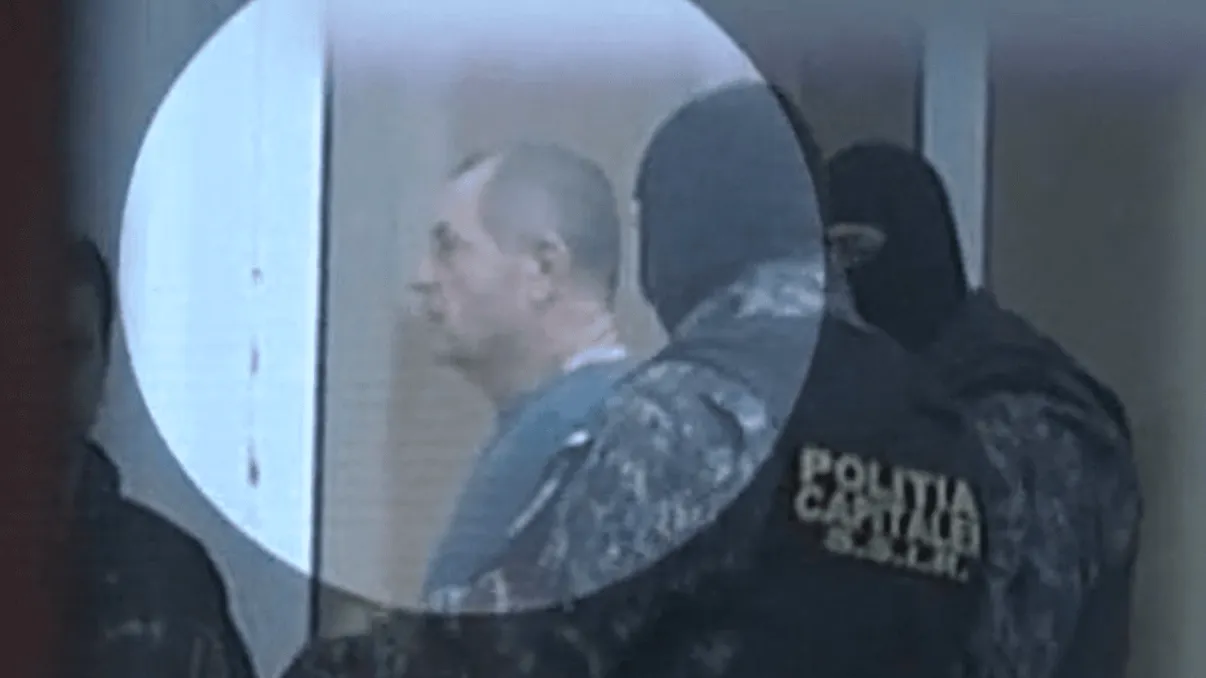 În timp ce autoritățile române se bat cu pumnu-n piept că vor fi necruțătoare cu autorii femicidului, unul dintre cei mai celebri criminali a scăpat de închisoarea pe viață și ar putea fi eliberat condiționat