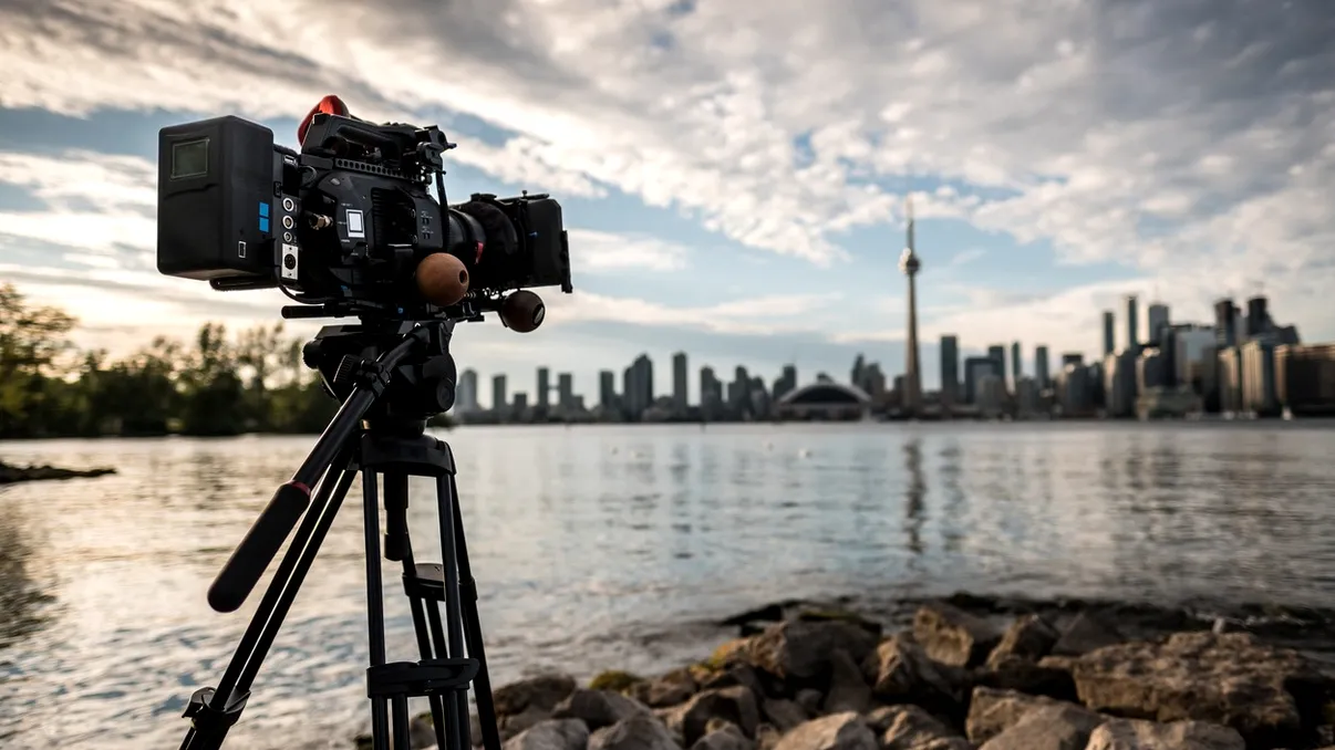 Cum obții un sunet clar la filmare: microfoane externe, reglaj corect al nivelului audio și soluții eficiente împotriva vântului