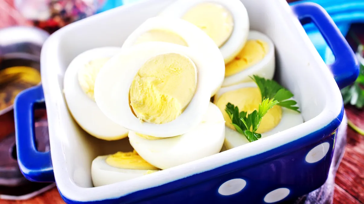 De ce ouăle fierte au gălbenușul verde la exterior? Explicația științifică a unui fenomen culinar comun