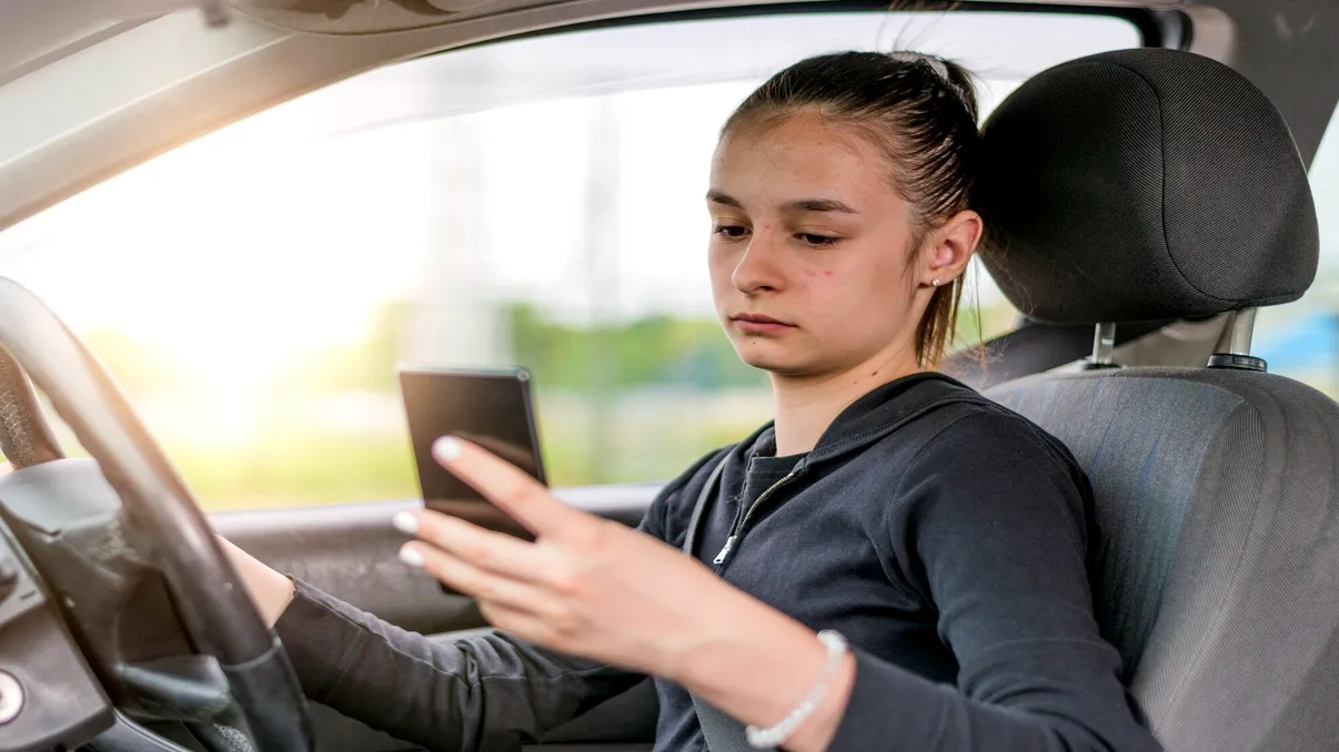 Generația Z, considerată cea mai riscantă la volan, conform unui studiu. În cine să ai, totuși, încredere