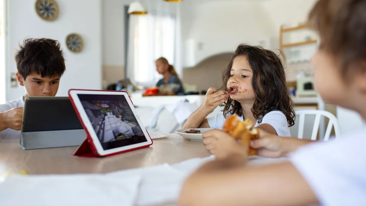 Cum blochezi conținutul 18+ și aplici filtre web pe iPad: soluții simple pentru siguranța copiilor online