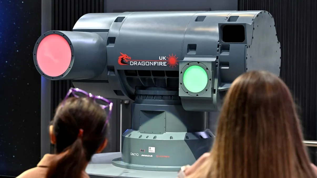 Laserul DragonFire care doboară drone cu precizie de manual: Noua eră a armelor anti-UAV este aici