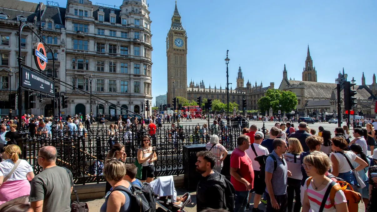 Românii care vor să viziteze Marea Britanie au nevoie de un nou document. Regula intră în vigoare din februarie 2026