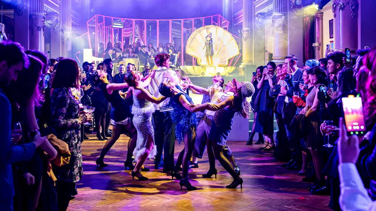Marele Gatsby revine triumfal în București: mii de spectatori așteptați la experiența imersivă care a cucerit orașul. Când poți vedea reprezentațiile de anul acesta