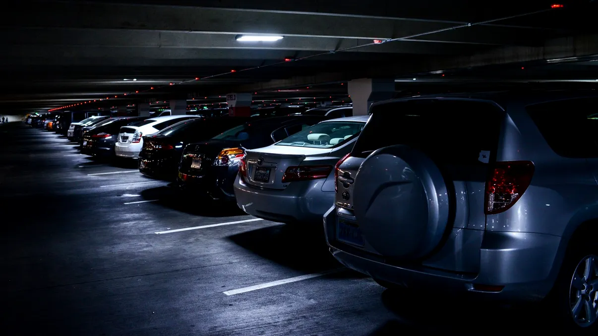 Motivul pentru care nu ar trebui să rabatezi oglinzile mașinii când e parcată în locuri strâmte. Explicaţia specialiştilor