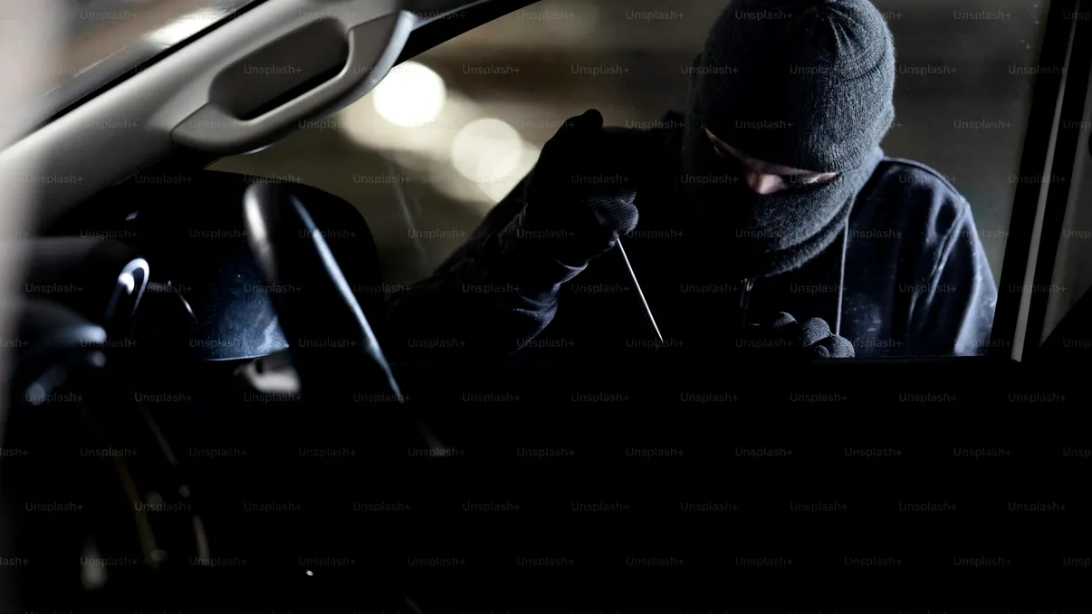 Metoda prin care hoții pot porni mașina în mai puțin de două minute. Gadgetul pe care îl ai și tu acasă, mină de aur pentru grupurile infracționale