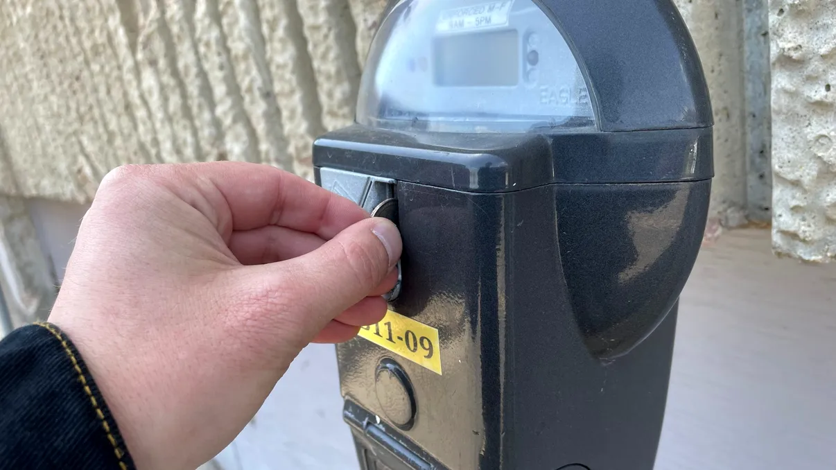 Furtul care a trecut neobservat ani întregi: cum un angajat a devenit milionar din monedele de la parcare