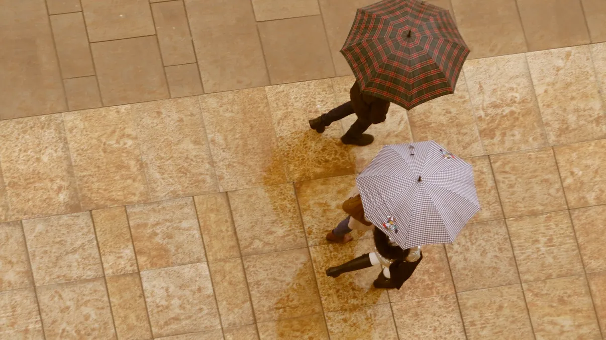 Val de praf saharian deasupra României. O masă de aer va traversa Europa în următoarele zile