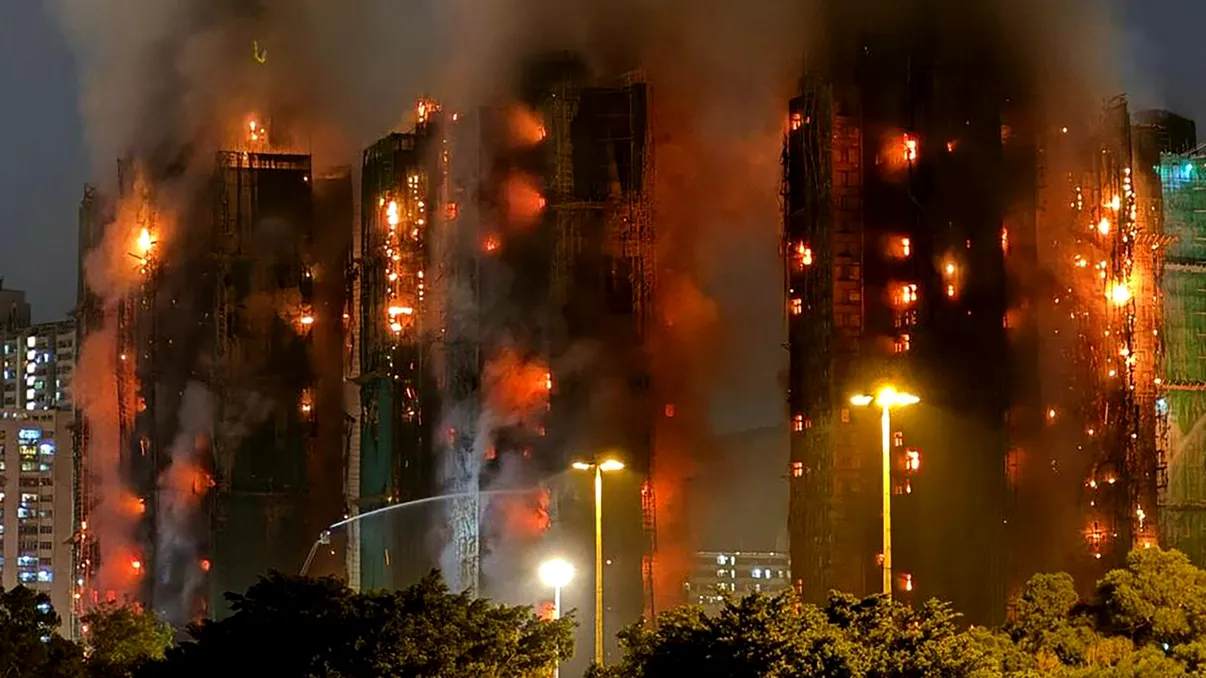 Incendiu devastator într-un complex rezidenţial din Hong Kong. Cel puţin 94 de oameni au murit, peste 270 de persoane sunt dispărute. Update