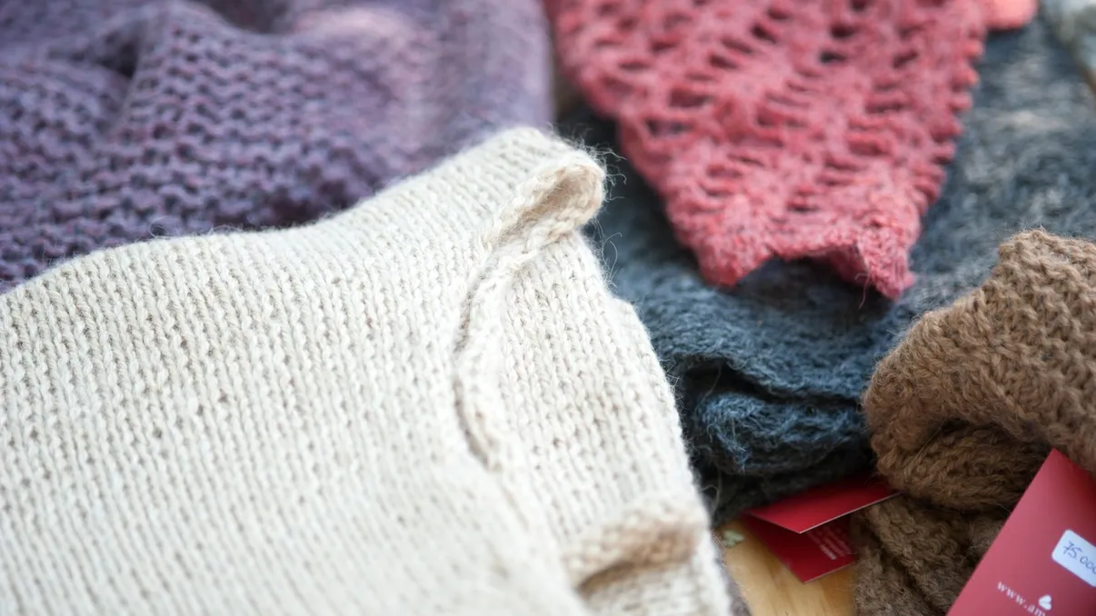 Cum salvezi un pulover din lână care a intrat la apă? Trucurile care funcţionează garantat