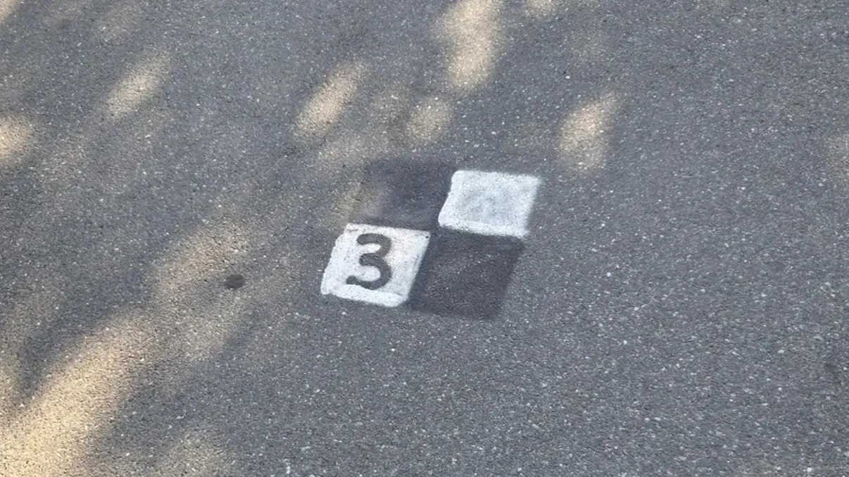 Semnul ciudat care a apărut la metroul din Bucureşti. Ce înseamnă pătratele negre şi albe puse unul lângă altul