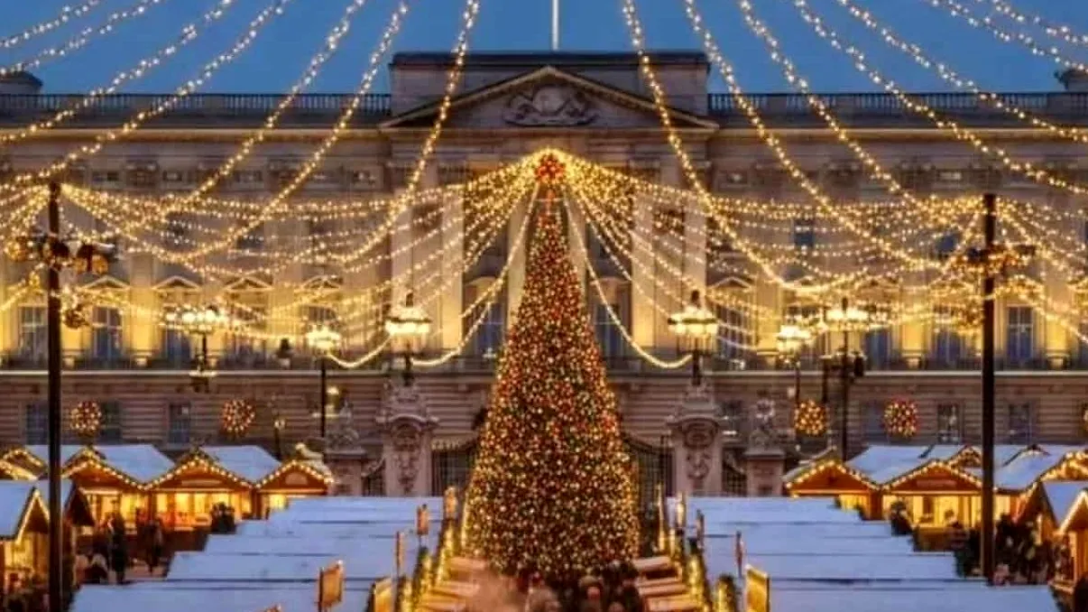 Târgul de Crăciun din „curtea” Regelui Charles care nu există. Cum au fost turiștii păcăliți de internetul mare și „vesel”