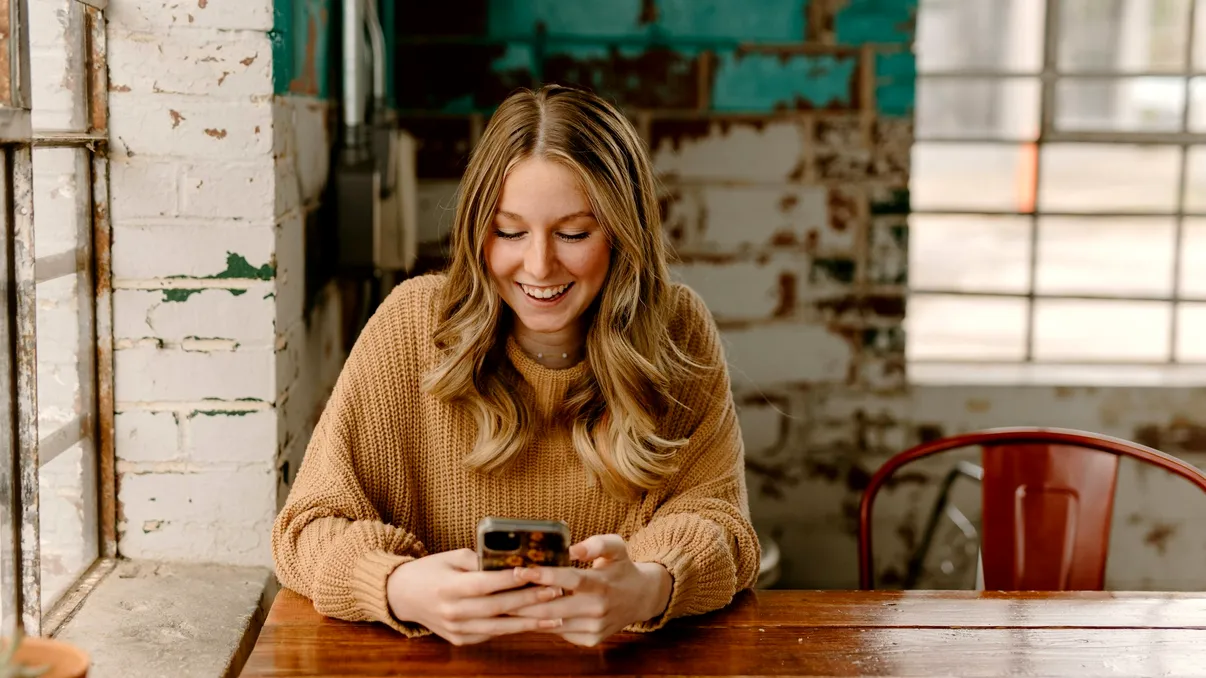 Americanii își păstrează dispozitivele tot mai mult, iar economia resimte scăderea productivității