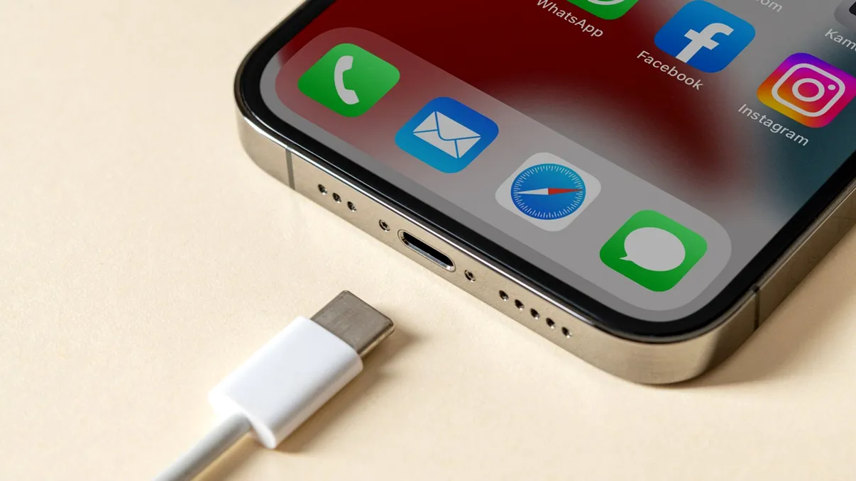 Cum adaugi rapid mai multe porturi USB pe iPhone sau iPad