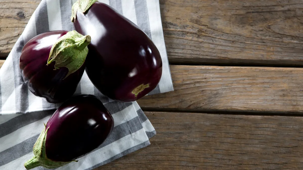 Cum se coc vinetele la airfryer fără să se amărască. Metoda rapidă pe care o vei folosi mereu