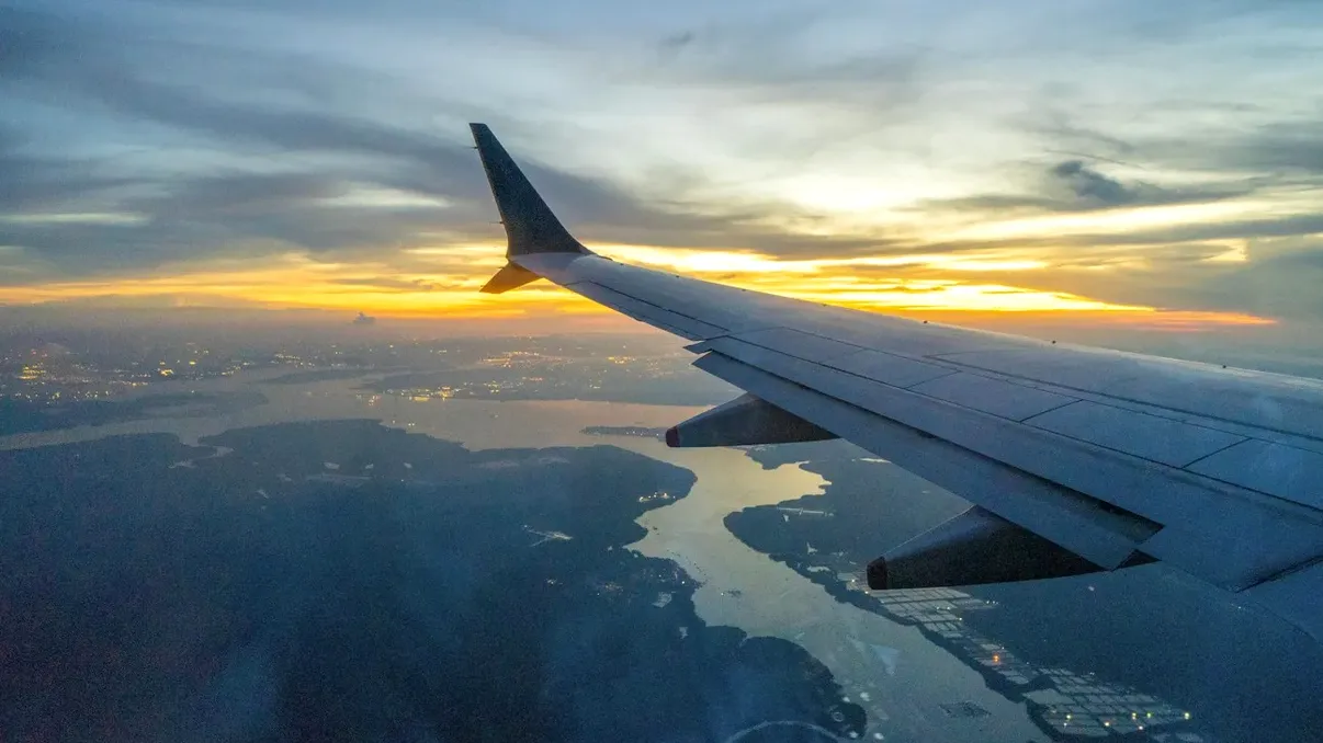 De ce nu zbori mai repede cu avionul, împotriva rotației Pământului, chiar dacă planeta se învârte?