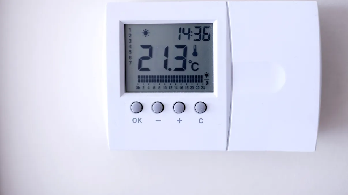 7 greșeli pe care le faci cu termostatul și care îți cresc factura — ce recomandă experții să faci în schimb