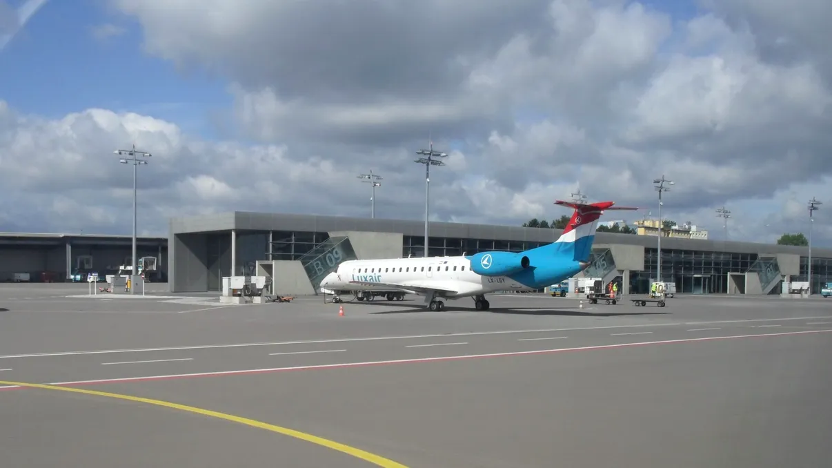 Aeroportul Militar Boboc, transformat în Otopeni II şi va servi şi pentru civili. 