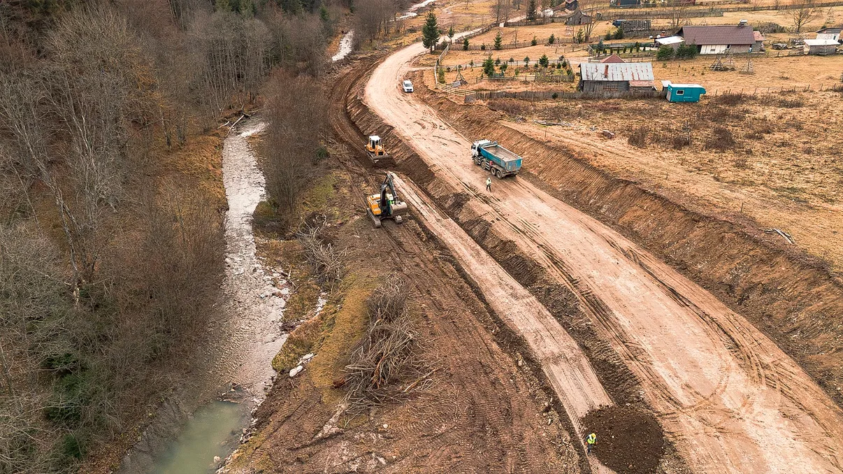 Alternativa la DN1 prinde contur: noi imagini cu lucrările la drumul care va decongestiona Valea Prahovei