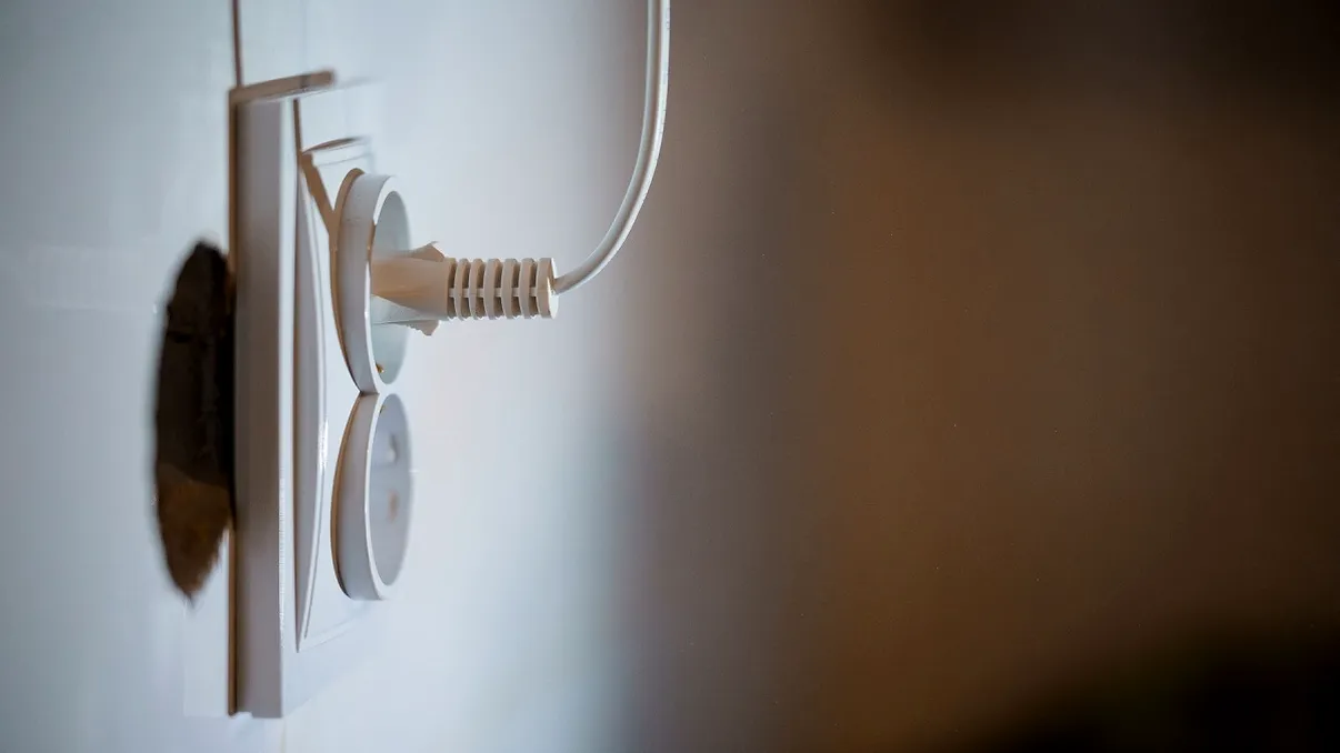 Aparate care consumă curent chiar și oprite. Ce faci cu ele când pleci de acasă mai multe zile