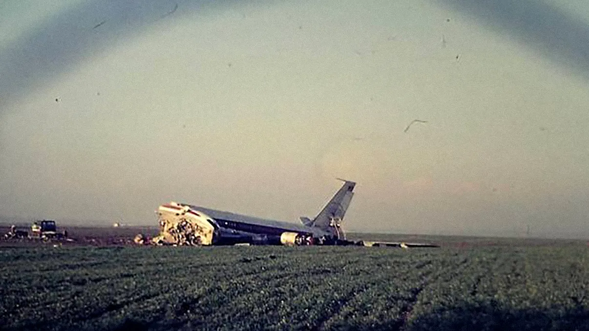 Miracolul aviatic de pe Malpensa, din anul 1975. Avionul s-a rupt în două la aterizare, dar toți pasagerii au supraviețuit. Printre aceștia se afla și celebrul Luciano Pavarotti