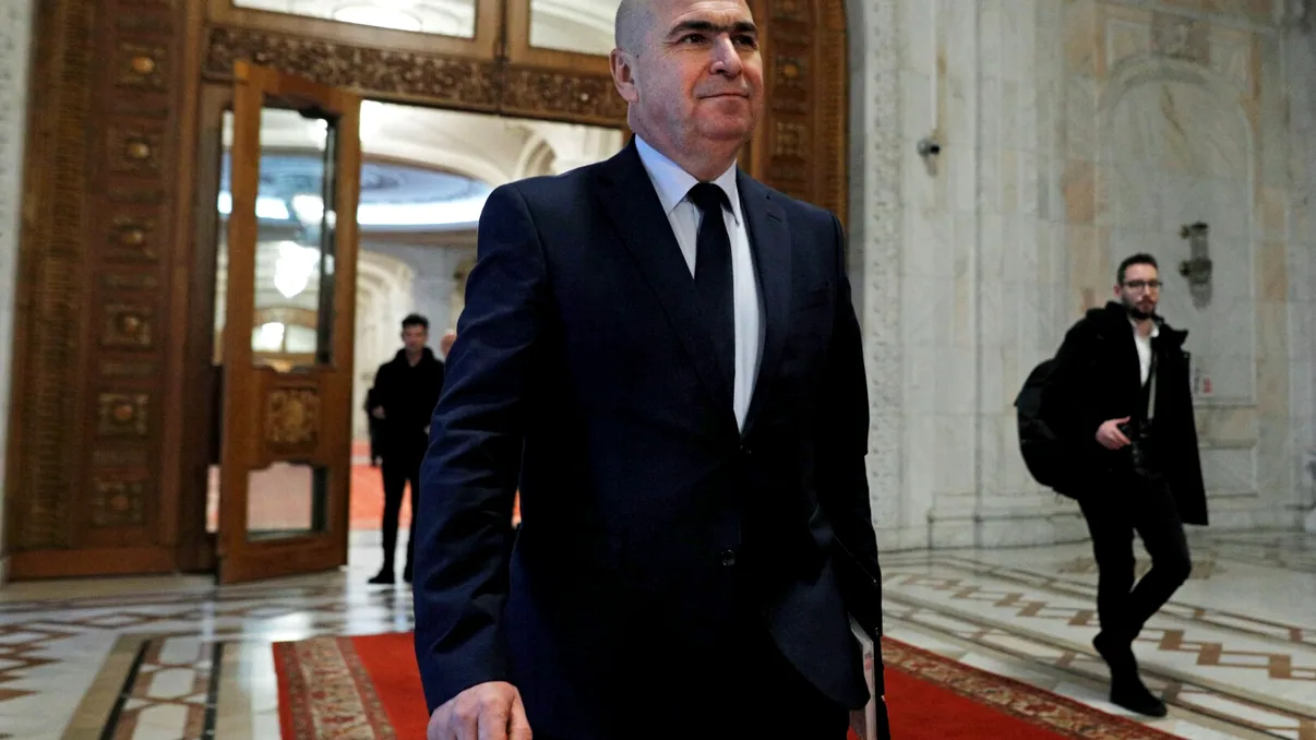 Cadourile inedite pe care Ilie Bolojan le-ar fi făcut miniştrilor şi jurnaliştilor de la Guvern. Premierul s-a gândit la toate