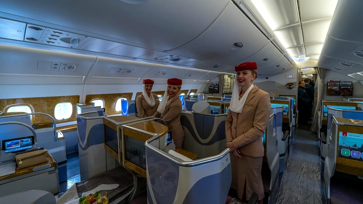 Cât câștigă un însoţitor de zbor la compania aeriană Emirates. Se fac recrutări în România, ce salarii oferă