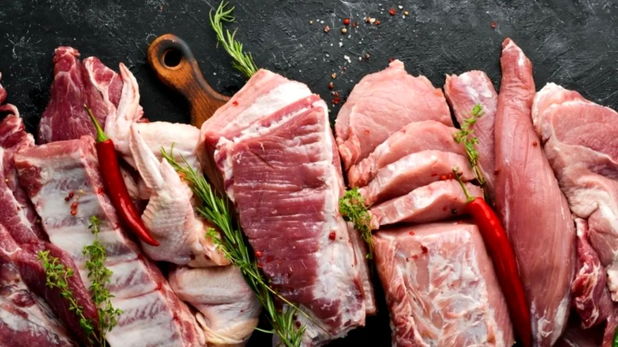 Cât costă carnea de porc de Crăciun cu o săptămână înainte de sărbători. Prețuri în piețe, supermarketuri și la poarta fermei