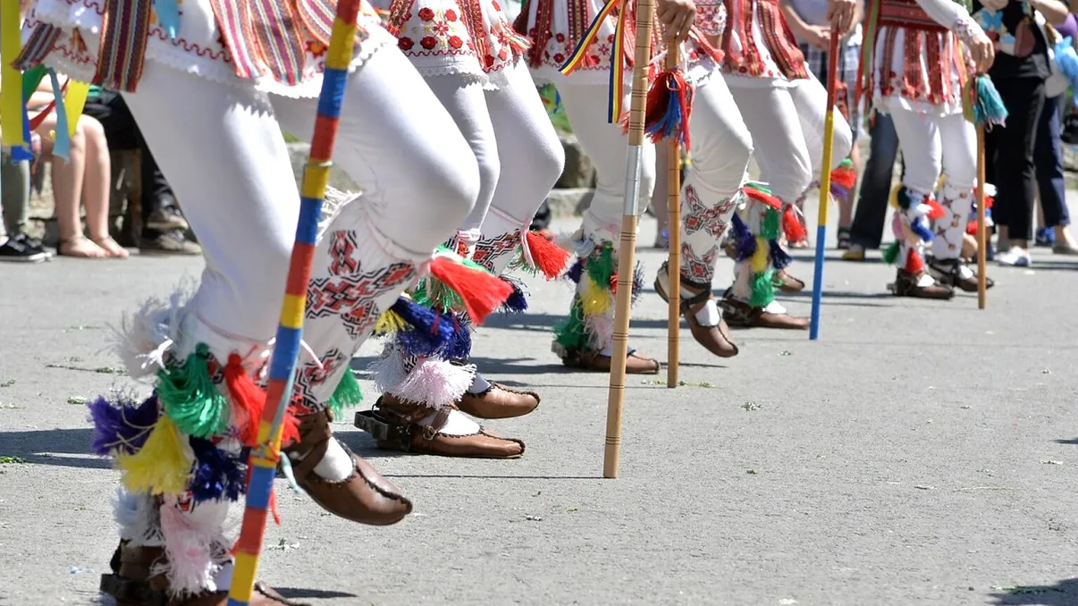 Ce este „Butea feciorilor”, tradiția pe care o respectă și astăzi mulți tineri din România. Vor să o transmită și generațiilor viitoare