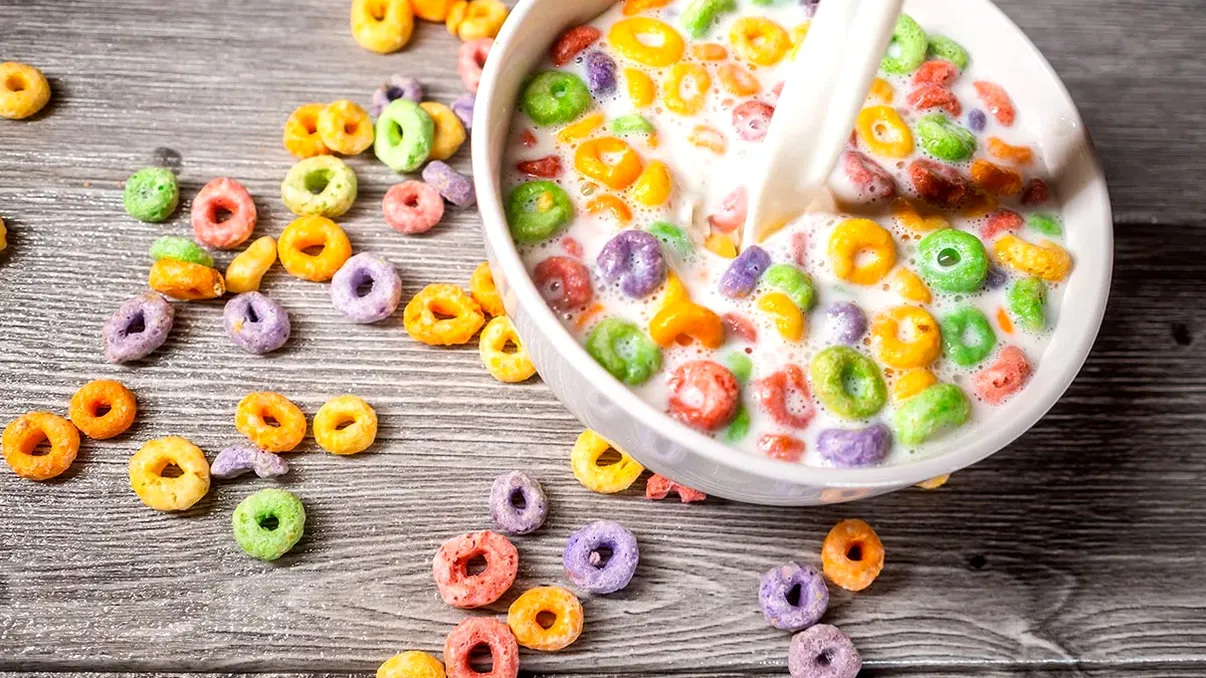 Ce se pune mai întâi în bol: laptele sau cerealele? Răspunsul corect depinde de un detaliu ignorat de toți