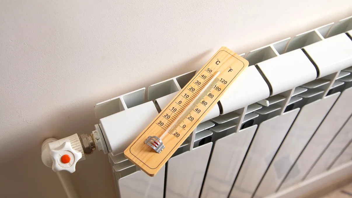 Ce temperatură să setezi în casă noaptea ca să economisești până la 120 de lei lunar