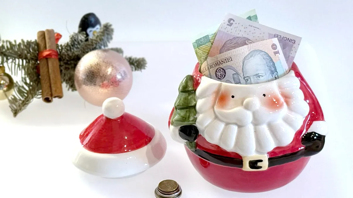 Crăciun 2025, tot mai scump: cât plătește o familie pentru masă, brad și cadouri