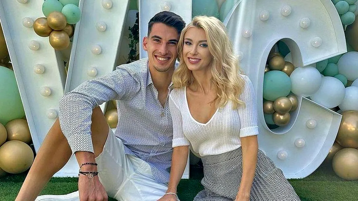 Cine o duce pe Andreea Bălan la altar: nu e tatăl ei, aşa cum spune tradiţia. Primele imagini cu invitaţia la nunta cu Victor Cornea