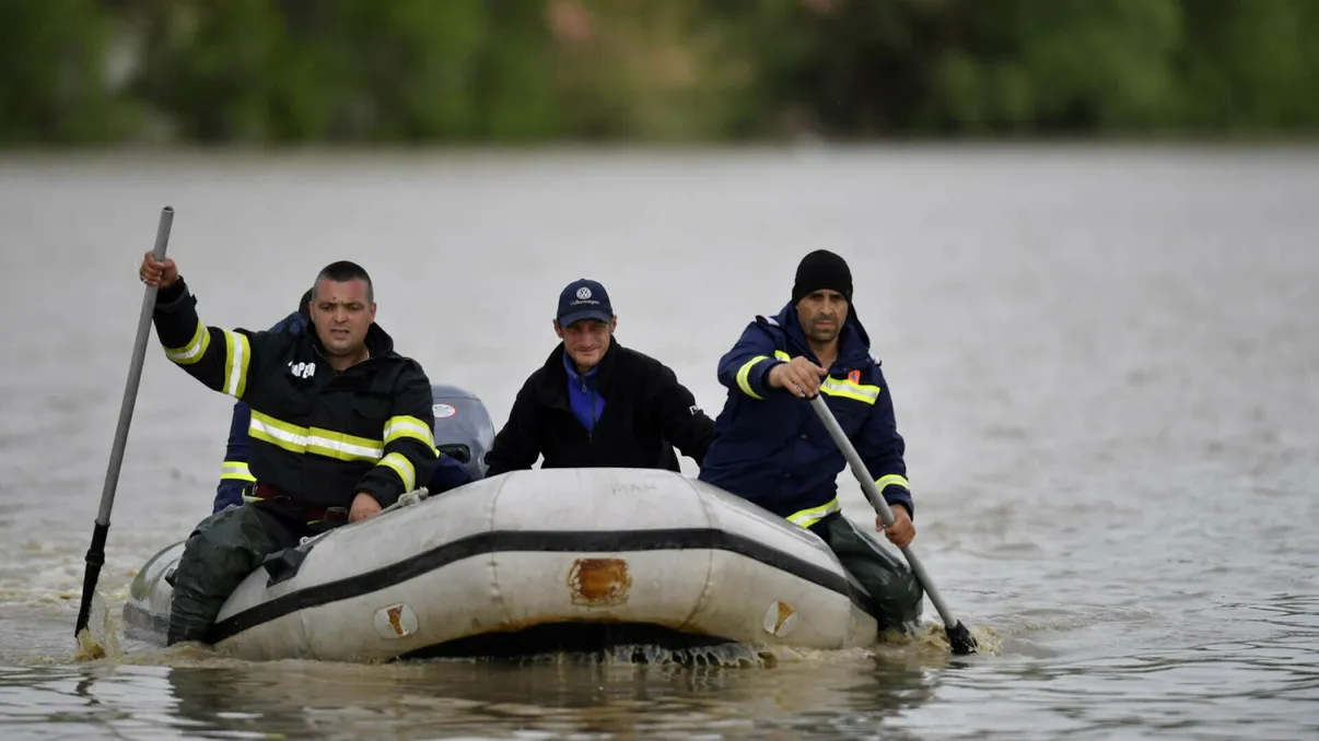 Cod galben de inundații emis pentru județele deja lovite de dezastru. Peste 100.000 de oameni fără apă potabilă