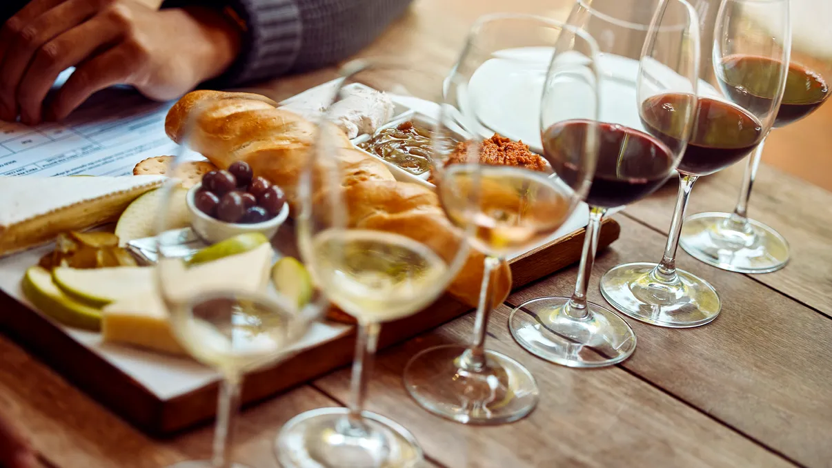 Super Tasting pe harta României – un tur național de degustări premium, semnat Paharnicul.ro și Unvinpezi.ro