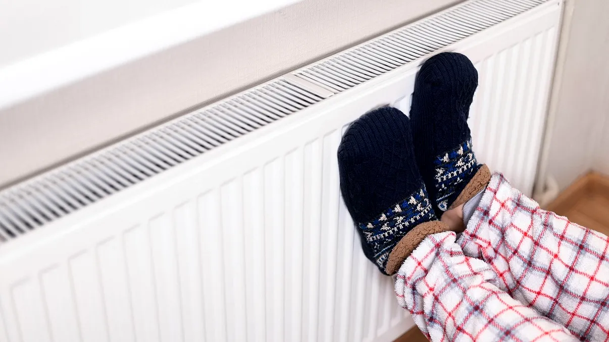 Cum ai căldură în casă fără să dai drumul la calorifer. Secrete românești pentru facturi mai mici