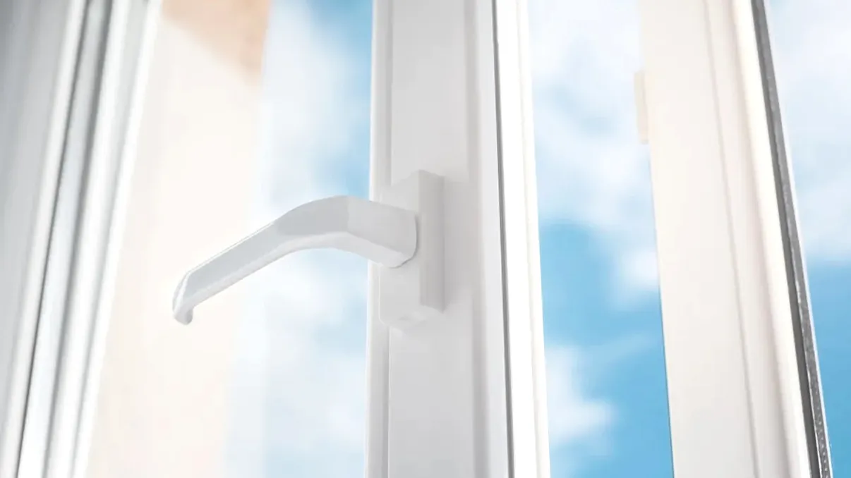 De ce este bine să pulverizezi oțet pe șinele ferestrelor. Truc simplu, care te scapă de o mare problemă