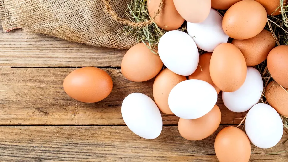 Diferenţa dintre ouăle albe şi maro. Care ar avea mai mulţi nutrienţi
